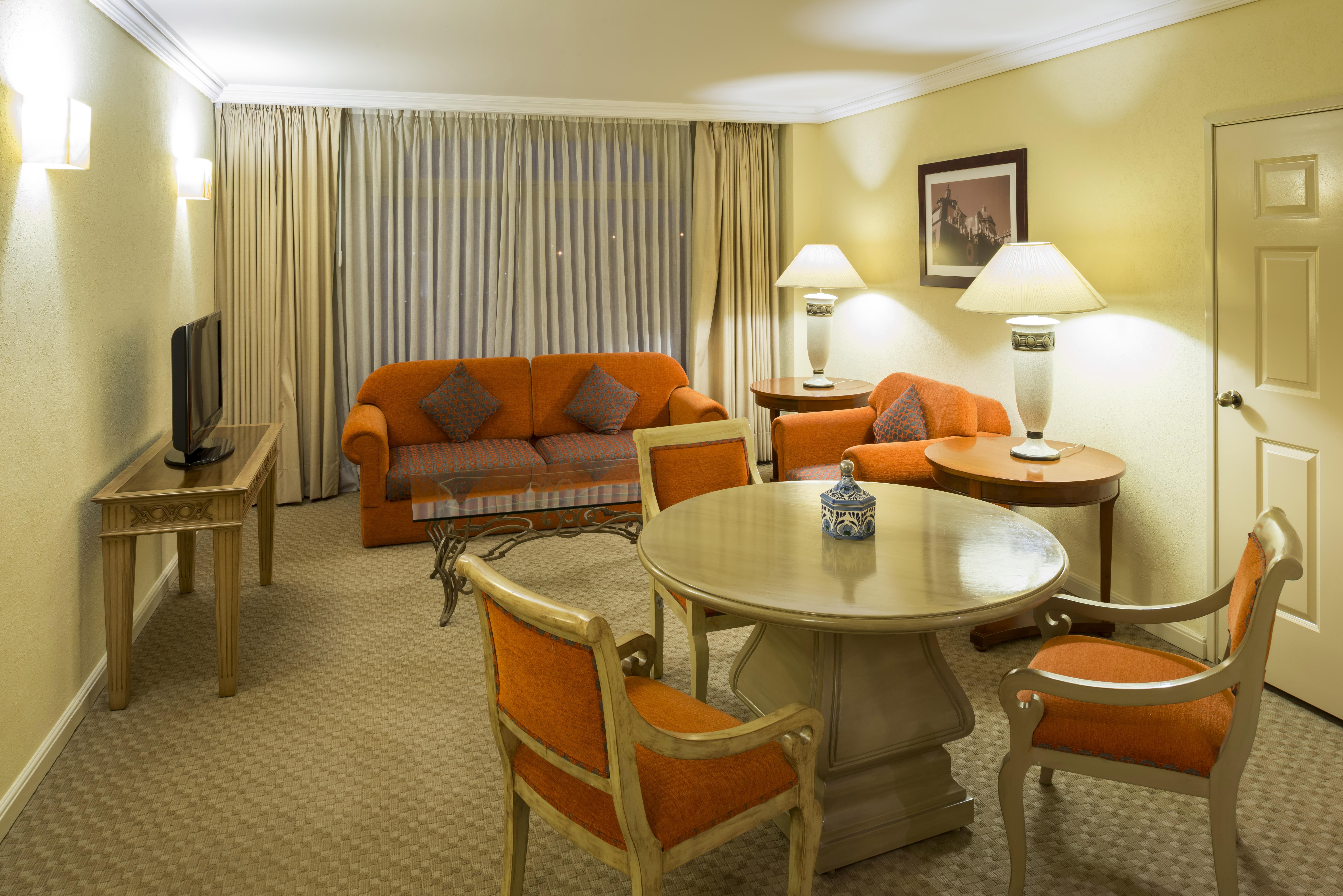 Camino Real Puebla Angelopolis Hotell Exteriör bild A living room in a suite