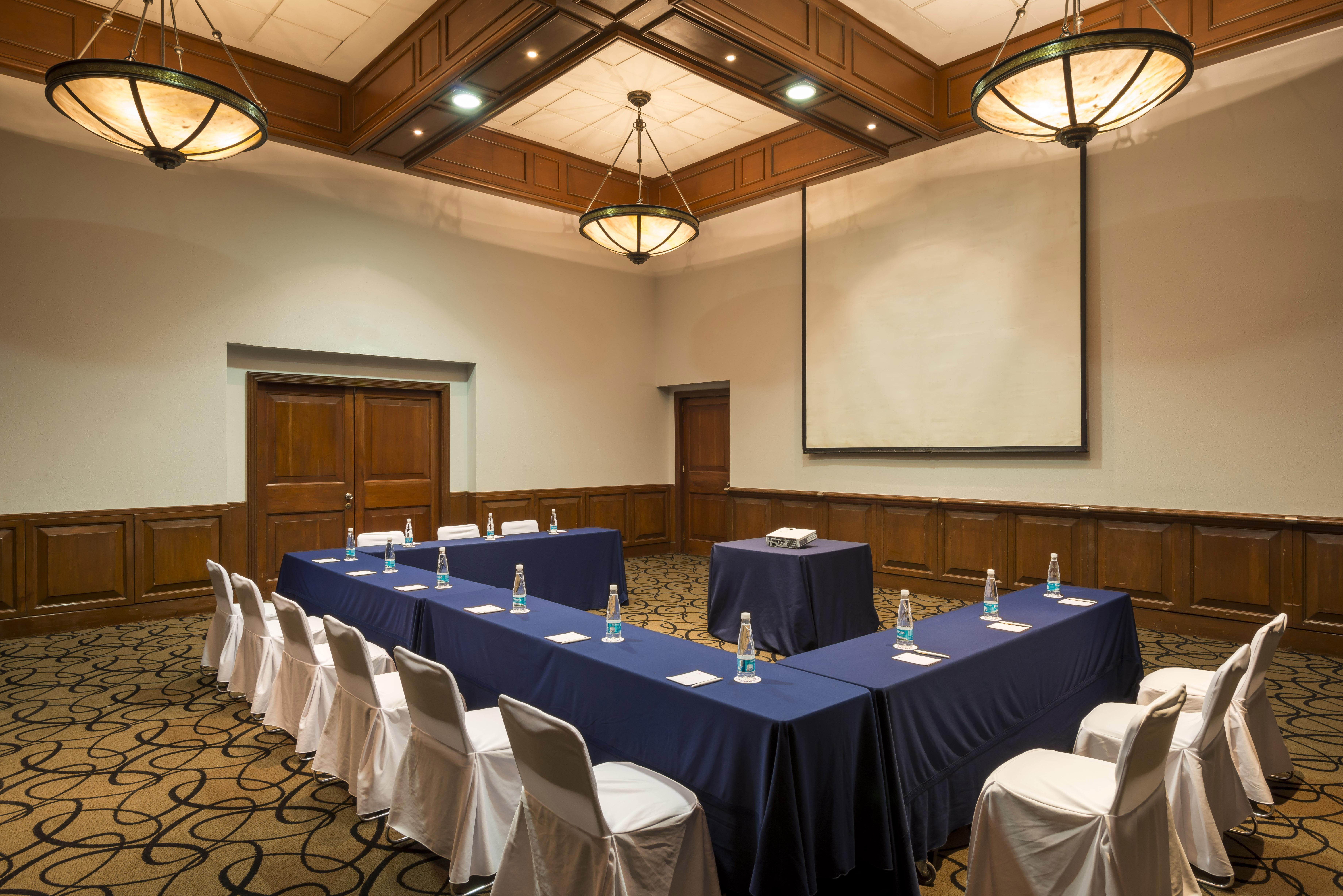 Camino Real Puebla Angelopolis Hotell Exteriör bild A meeting room at the Sheraton Club Resort