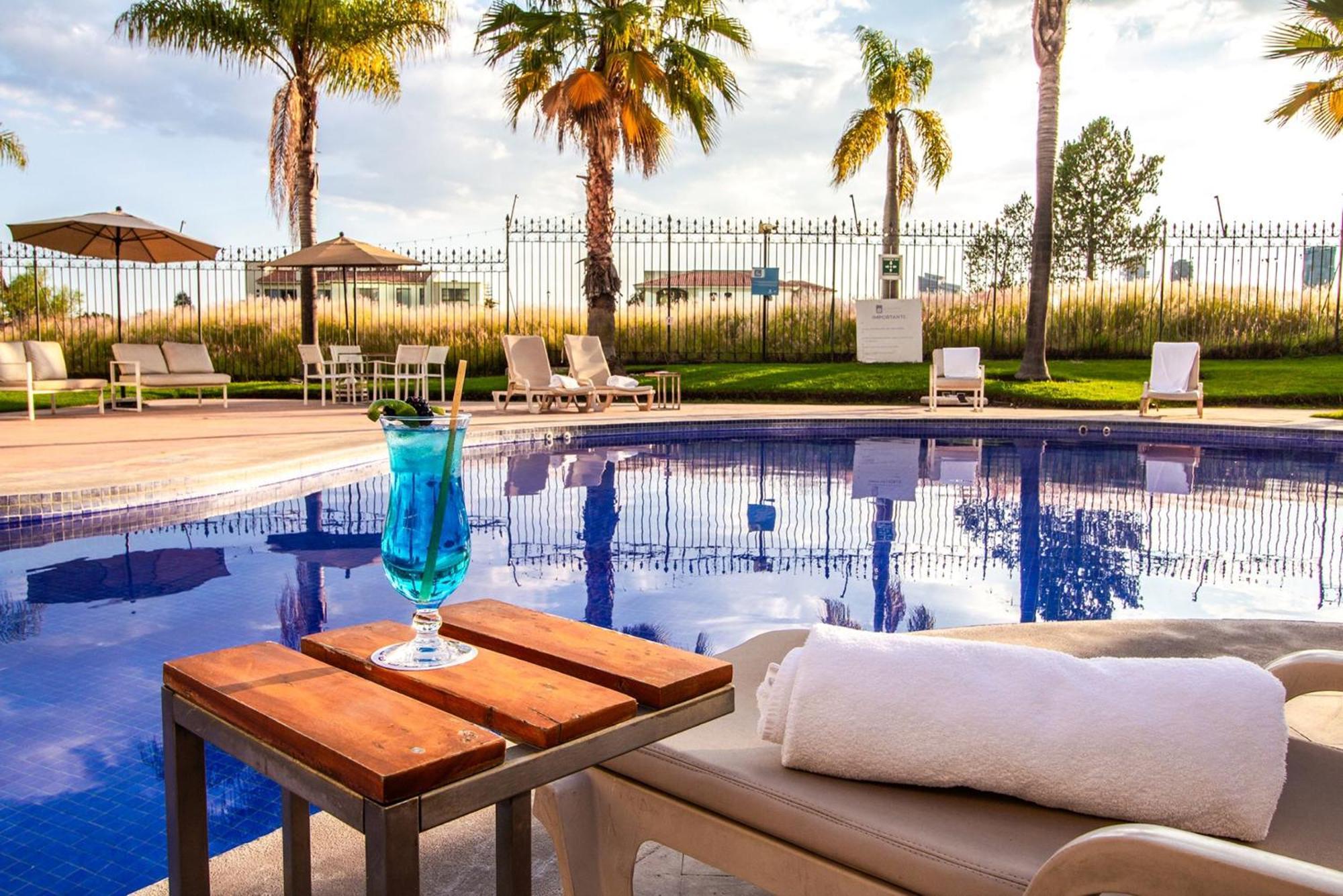 Camino Real Puebla Angelopolis Hotell Exteriör bild The pool at the hotel